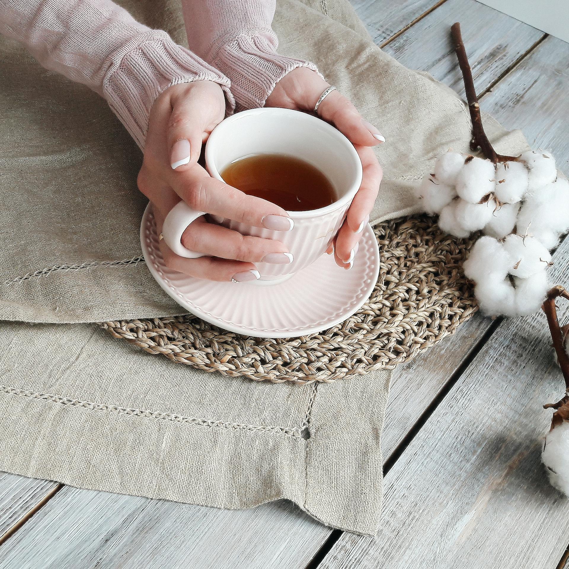 A woman's hands wrapped around a cup of tea | Source: Pexels