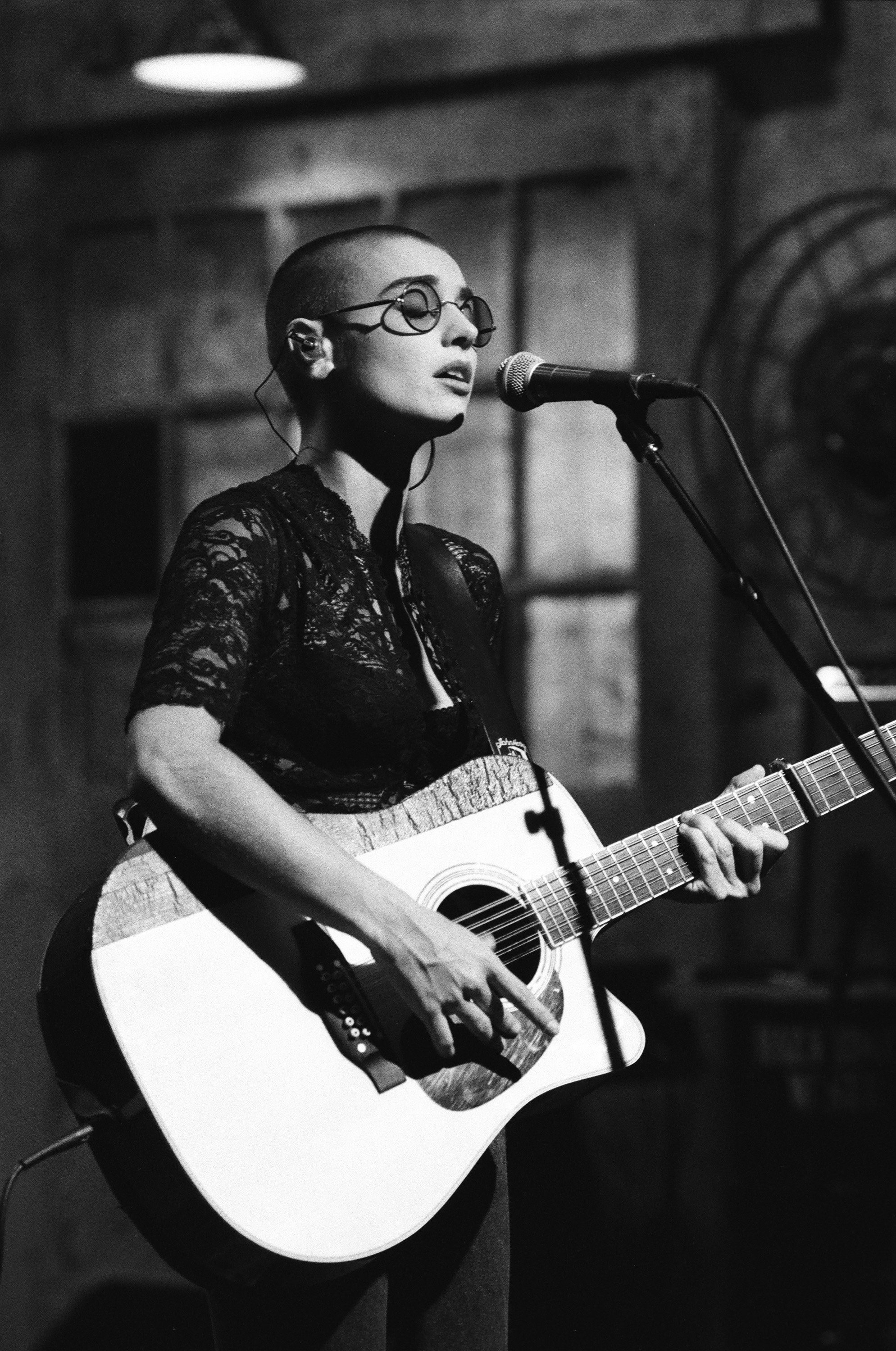 Musical guest Sinead O'Connor performs on September 29, 1990 | Source: Getty Images