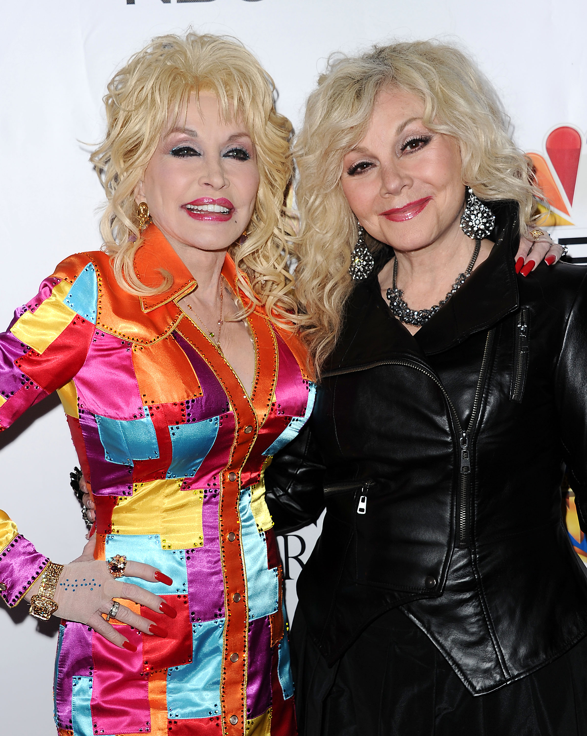 Dolly and Stella Parton at the premiere of "Dolly Parton's Coat of Many Colors" in Hollywood, California on December 2, 2015. | Source: Getty Images