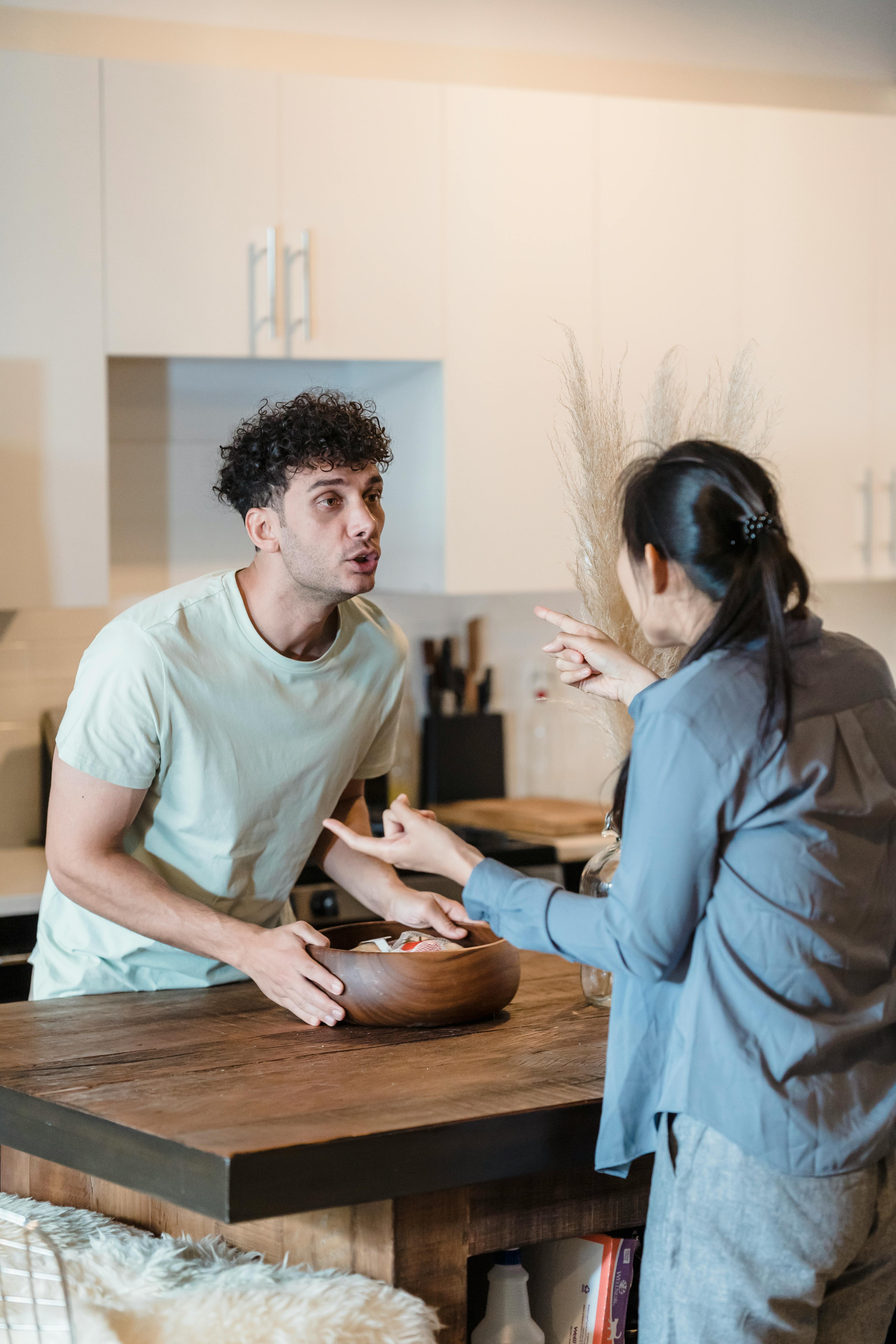 Man and woman arguing intensely | Source: Pexels