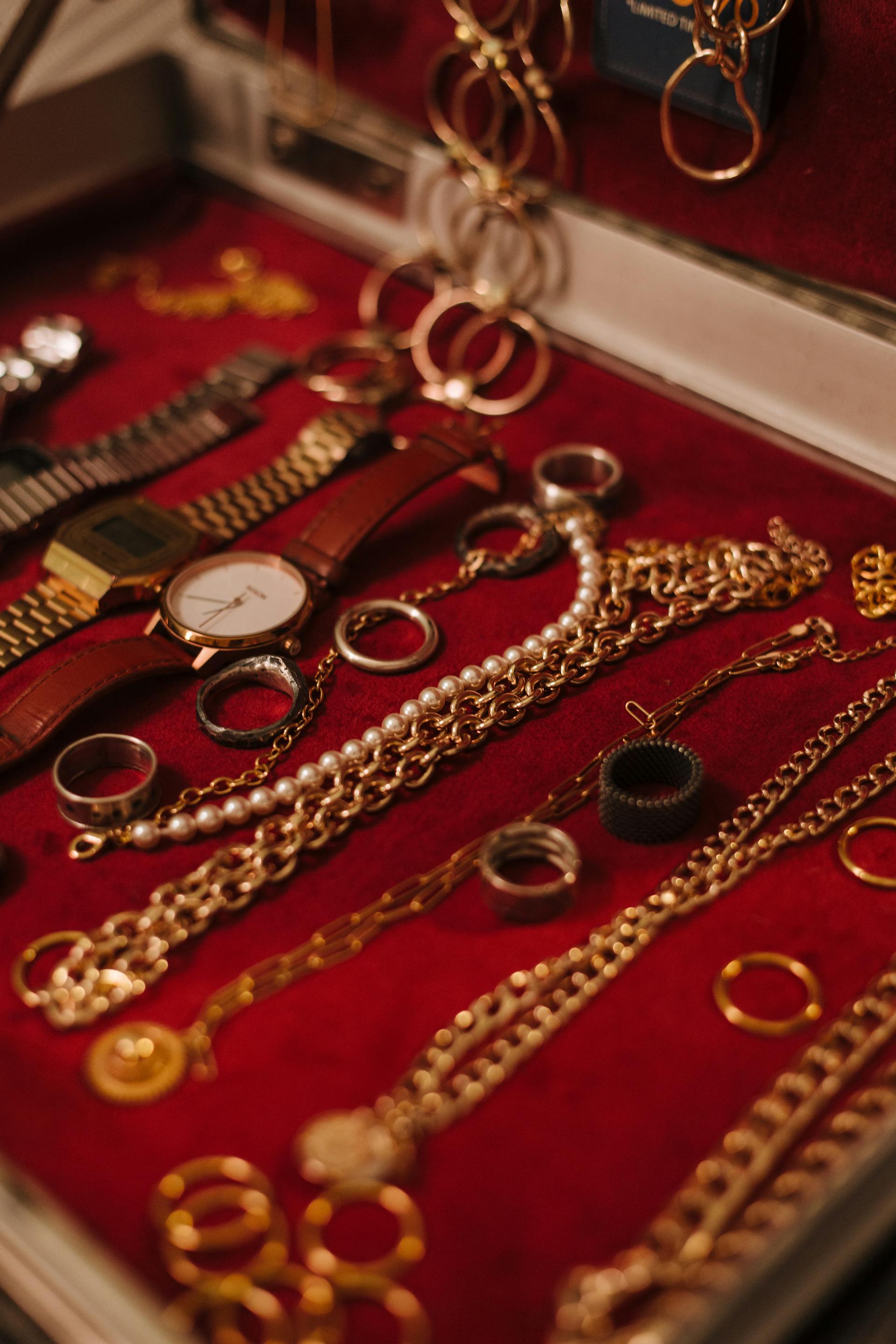 A close-up shot of jewelry in a box | Source: Pexels