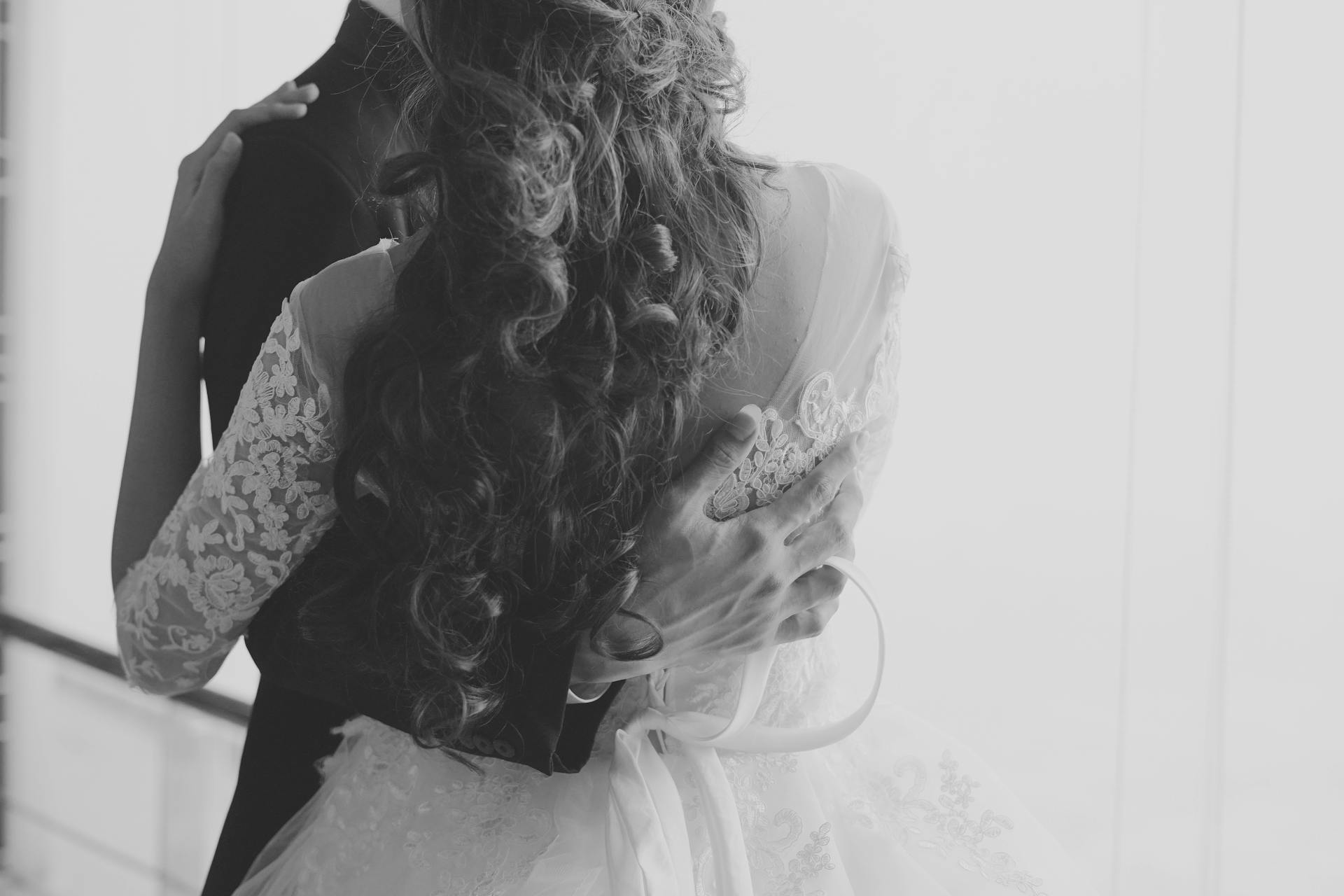 A grayscale photo of a bride and groom hugging | Source: Pexels