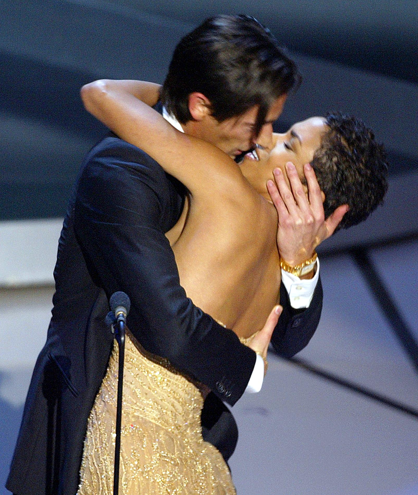 Adrien Brody kisses Halle Berry during the 75th Academy Awards at the Kodak Theatre in Hollywood, California, March, 23, 2003. | Source: Getty Images