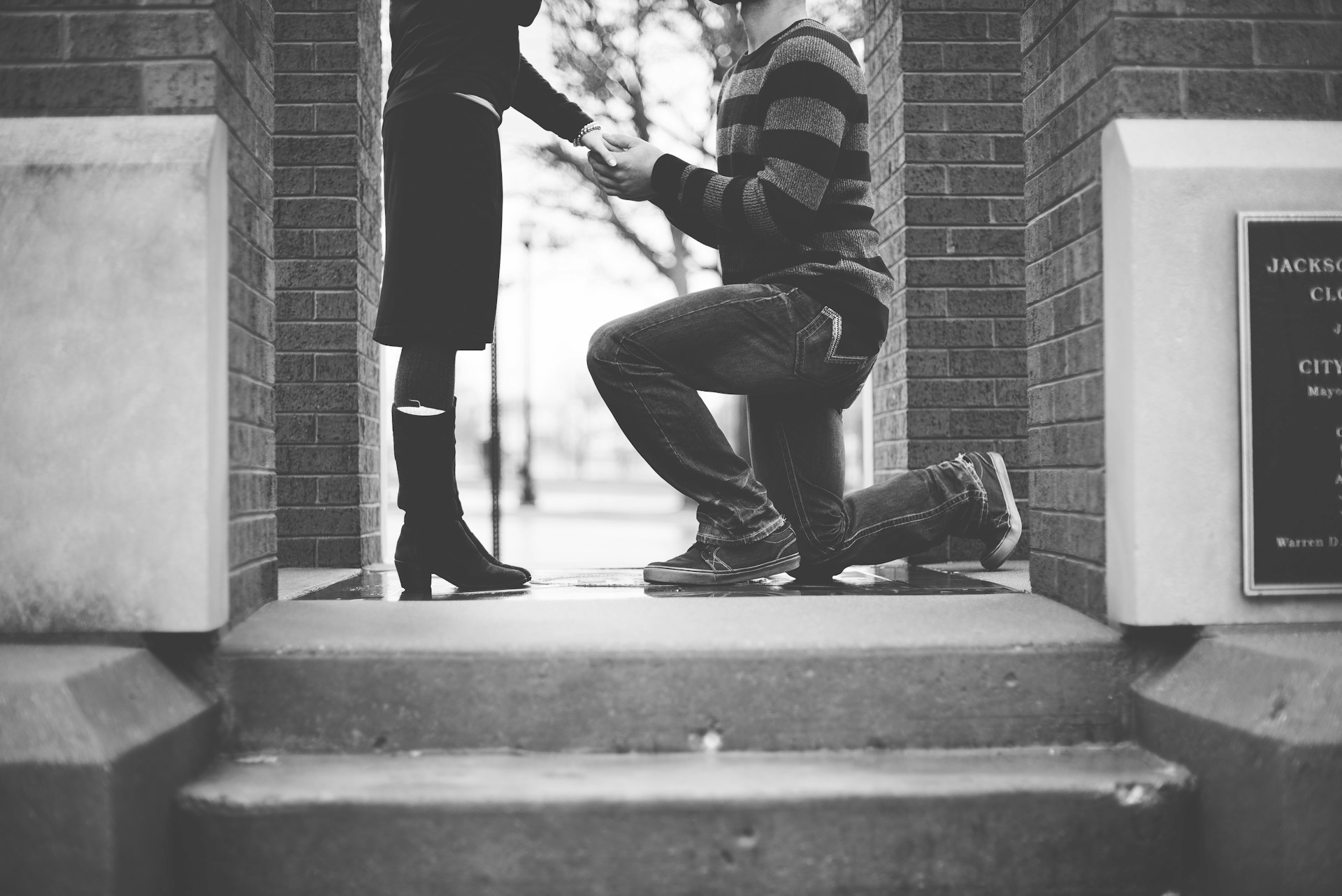 Grayscale shot of a man proposing to his girlfriend | Source: Unsplash