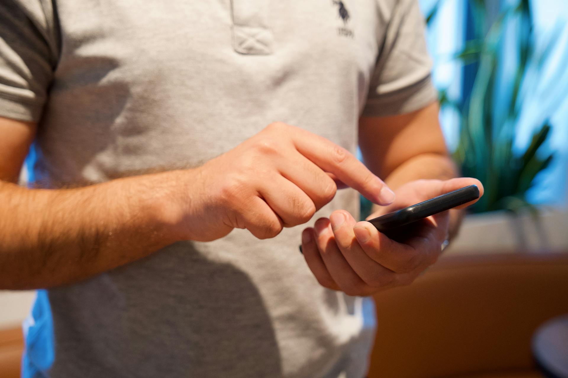 A man using his phone | Source: Pexels