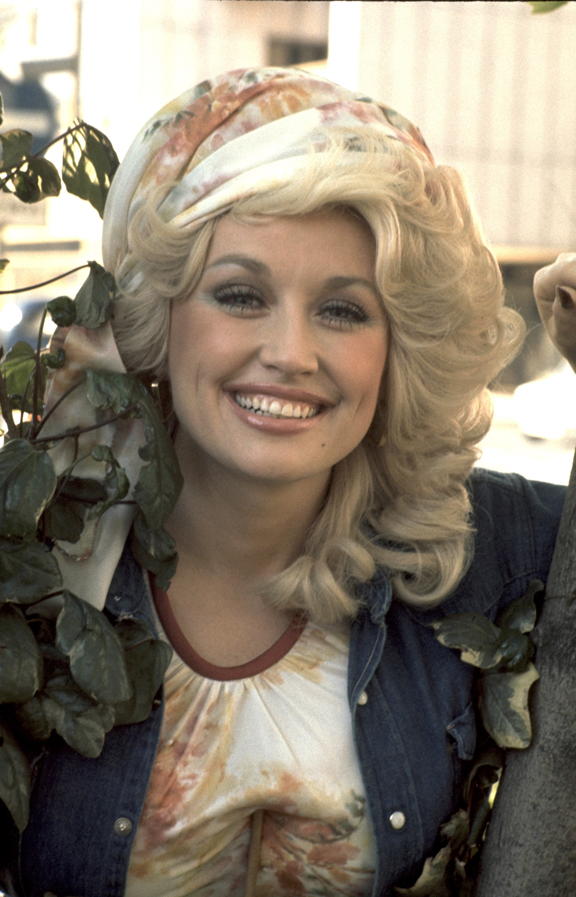 Dolly Parton in London, California in 1977. | Source: Getty Images