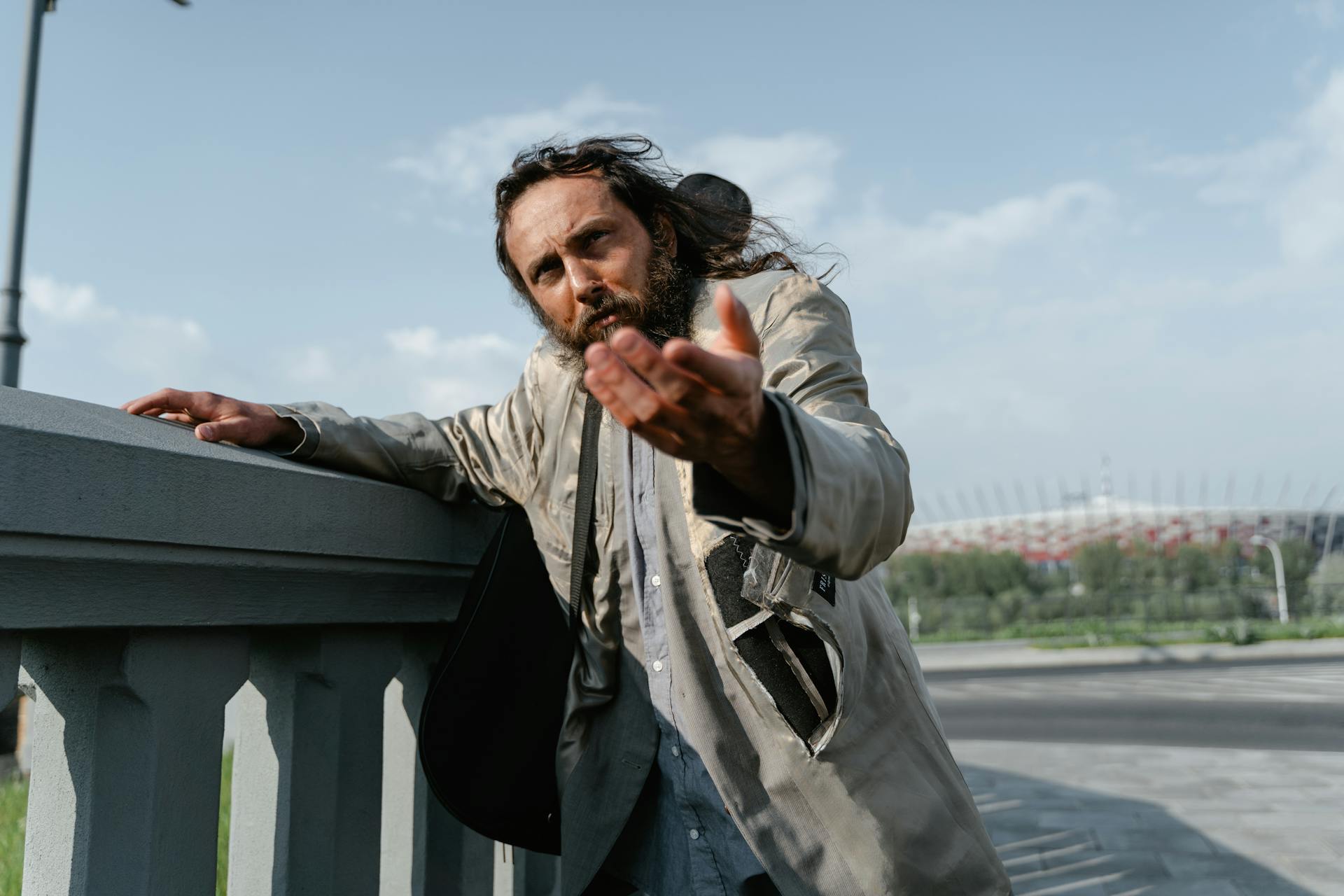 A homeless man extending his hand | Source: Pexels